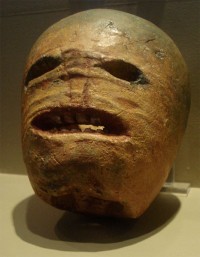 Early 20th-century Irish jack-o-lantern made from a turnip. Rannpháirtí anaithnid Wikimedia Commons [CC-BY-SA-3.0 (http://creativecommons.org/licenses/by-sa/3.0) or GFDL (http://www.gnu.org/copyleft/fdl.html)], from Wikimedia Commons