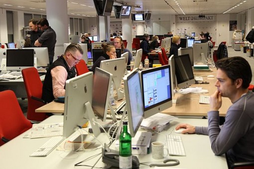 A modern newsroom in Berlin. By Thomas Schmidt (NetAction)  via Wikimedia Commons.