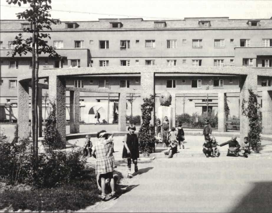 Bebelhof apartment complex in Vienna, Photo by Buchhandler [Public domain], via Wikimedia Commons