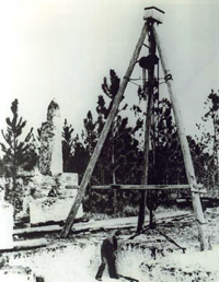 Ed at work with what can easily be seen as a tripod form of ‘A’ Frame, together with gearing designed to permit the movement of large masses.