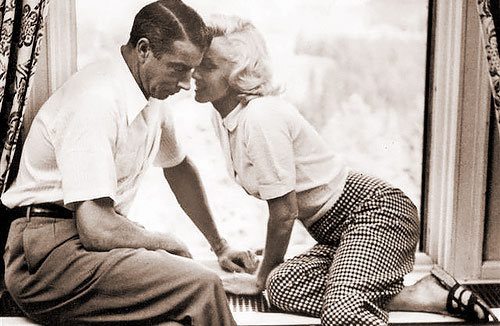 Marilyn Monroe with husband Joe DiMaggio (photo by Alfred Eisenstaedt)