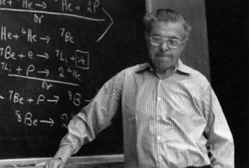 Fred
Hoyle lecturing on solar neutrinos at Rice University, 1975.